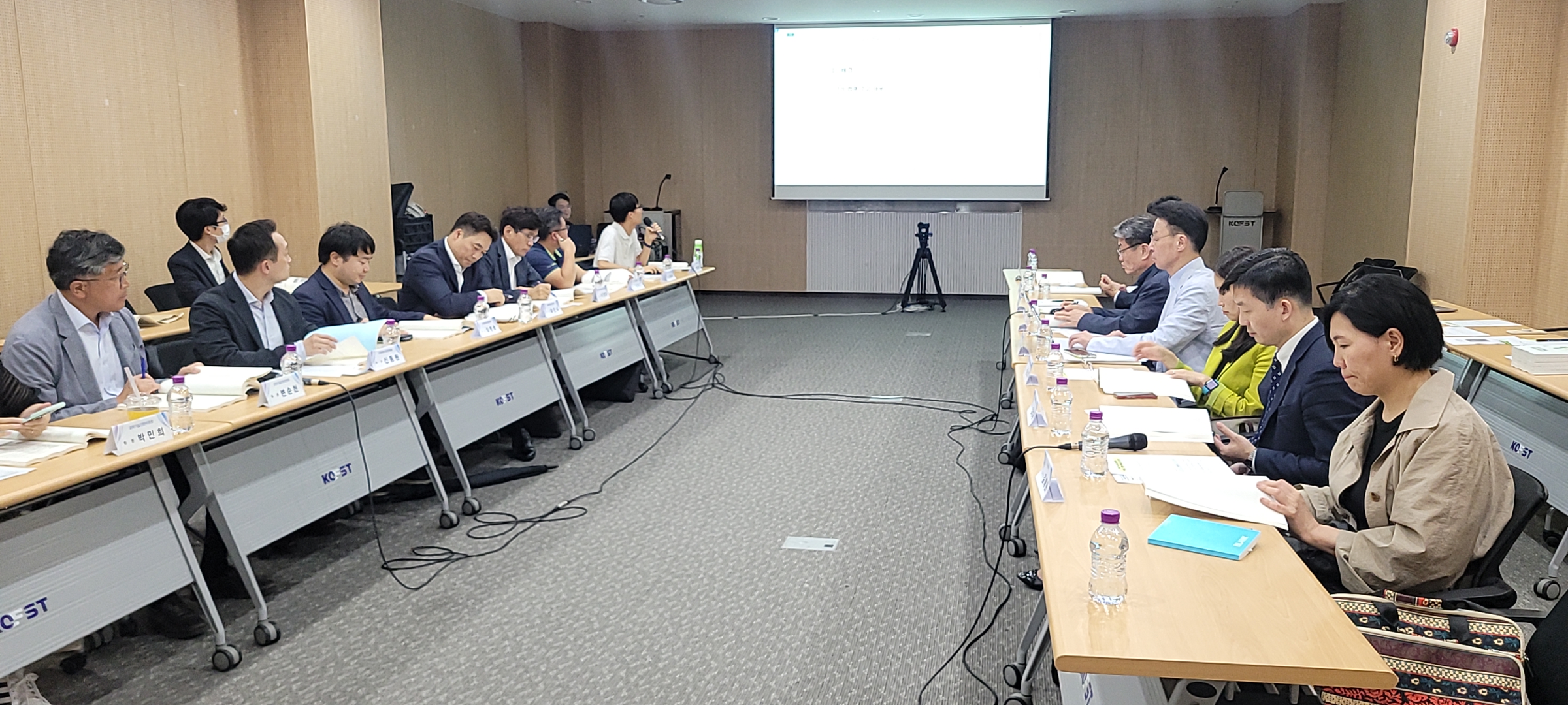 화면과 자료를 보며 회의중인 모습