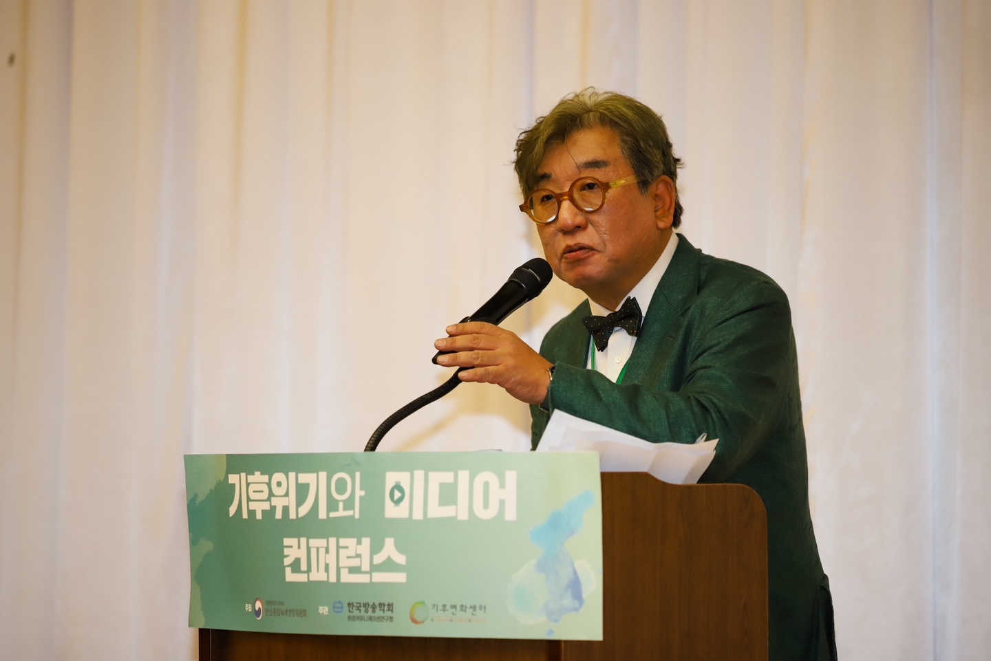 연설중인 김상협 위원장