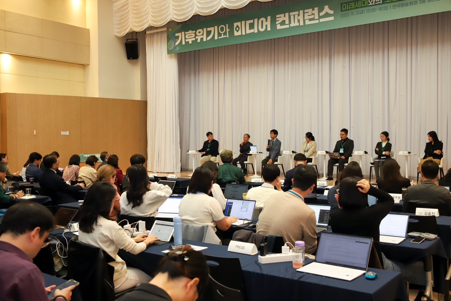 질의 응답 중인 발표자들